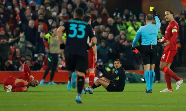 名宿：裁判无视物理定律 罚下桑切斯毁了比赛