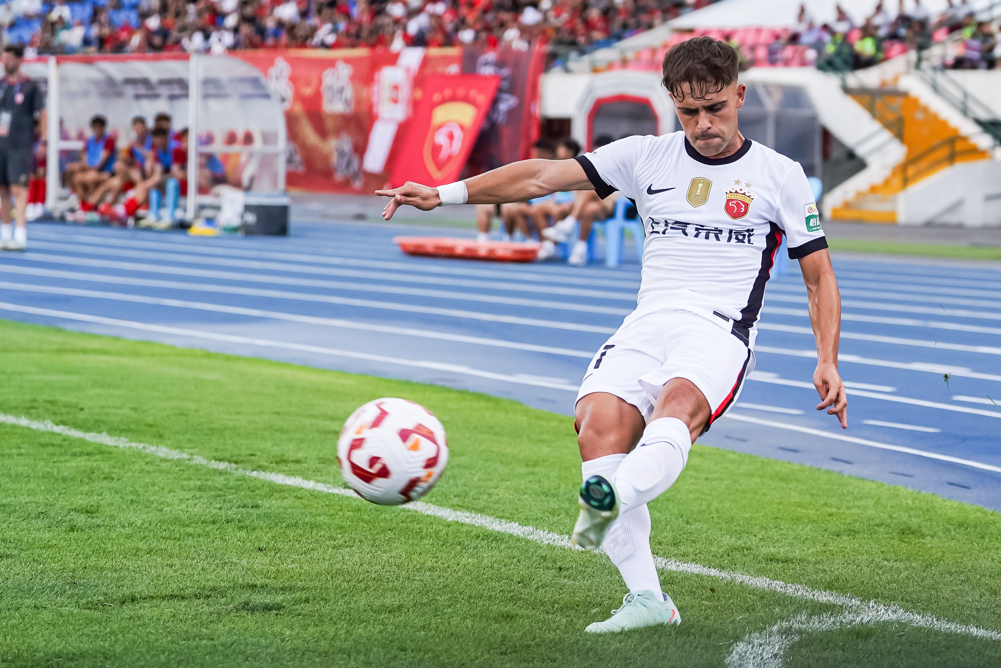 开云网站切尔西赞助商-记者：不明白梅伦多被换为啥有那么大争议，关键问题中场引援不行